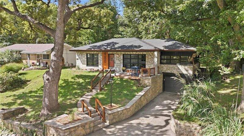 980 NW South Shore Dr, Lake Waukomis, MO 64151
