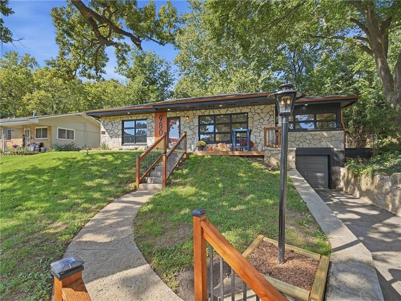 980 NW South Shore Dr, Lake Waukomis, MO 64151
