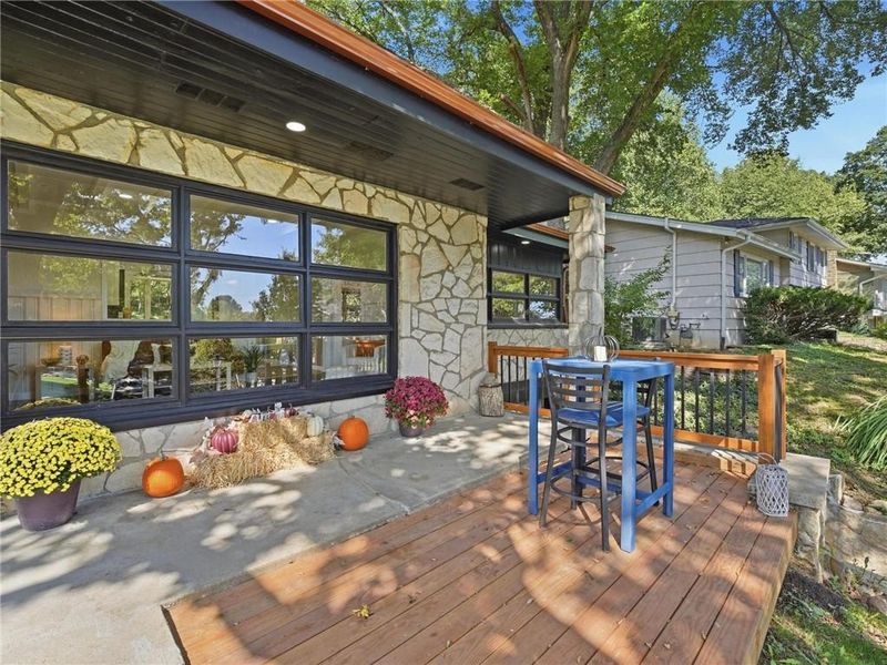 980 NW South Shore Dr, Lake Waukomis, MO 64151