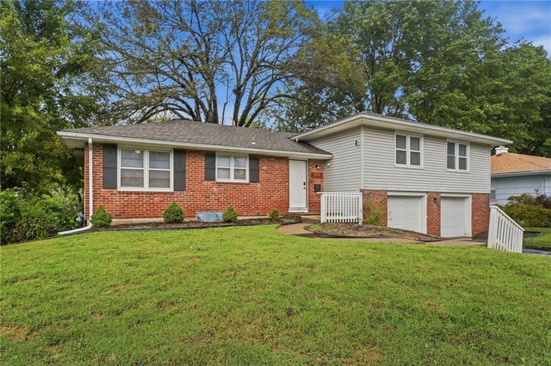 3238 N Chippewa Dr, Kansas City, MO 64116