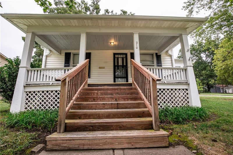 210 E Shawnee St, Paola, KS 66071