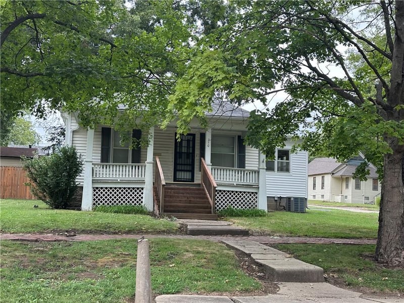 210 Shawnee St, Paola, KS 66071