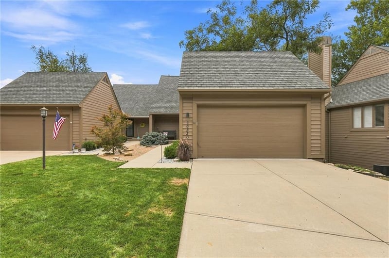 10330 S Clubside Ct, Olathe, KS 66061