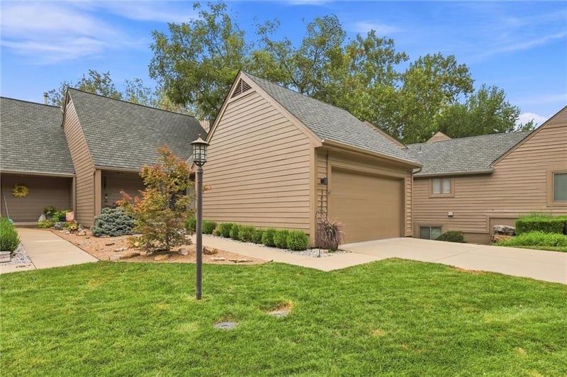 10330 S Clubside Ct, Olathe, KS 66061
