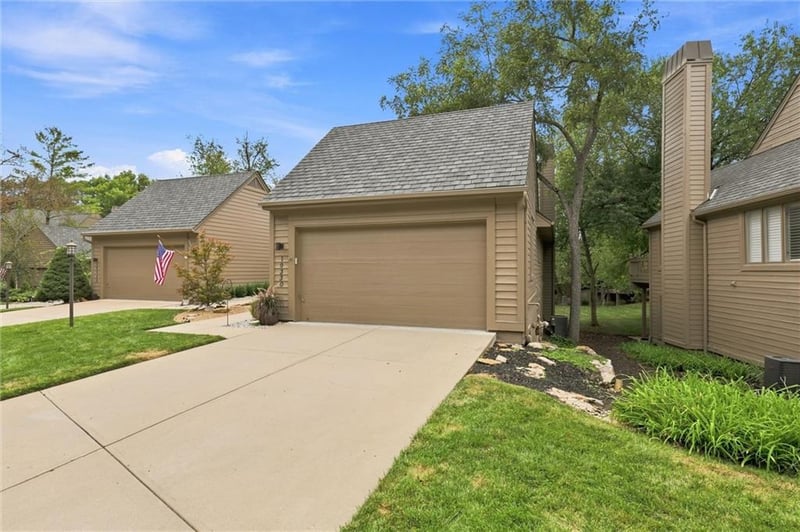 10330 S Clubside Ct, Olathe, KS 66061
