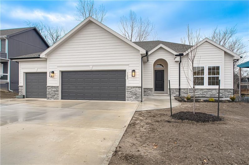 1107 Oak Ridge St, Kearney, MO 64060