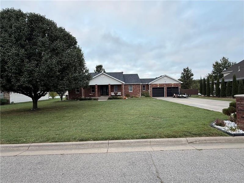 112 Johns Ct, Frontenac, KS 66763