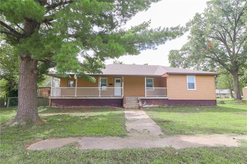 214 E 1st St, Appleton City, MO 64724