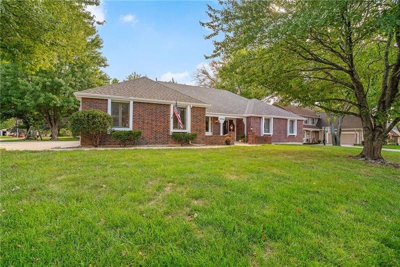 14744 S Village Dr, Olathe, KS 66062