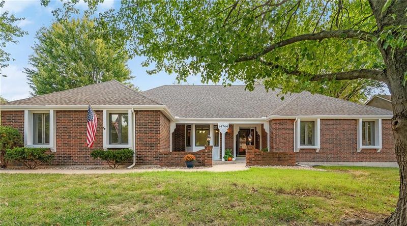 14744 S Village Dr, Olathe, KS 66062