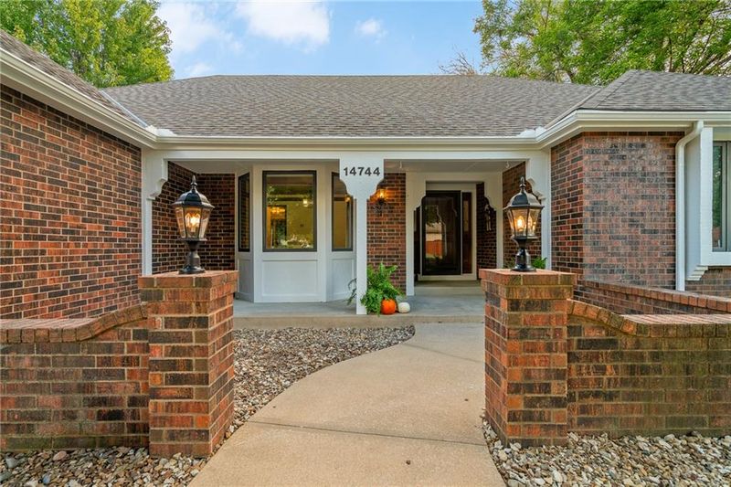 14744 S Village Dr, Olathe, KS 66062