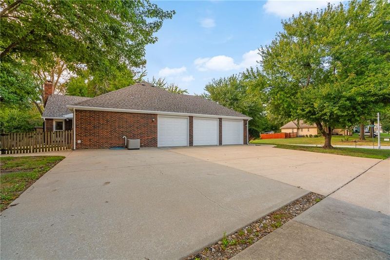 14744 S Village Dr, Olathe, KS 66062