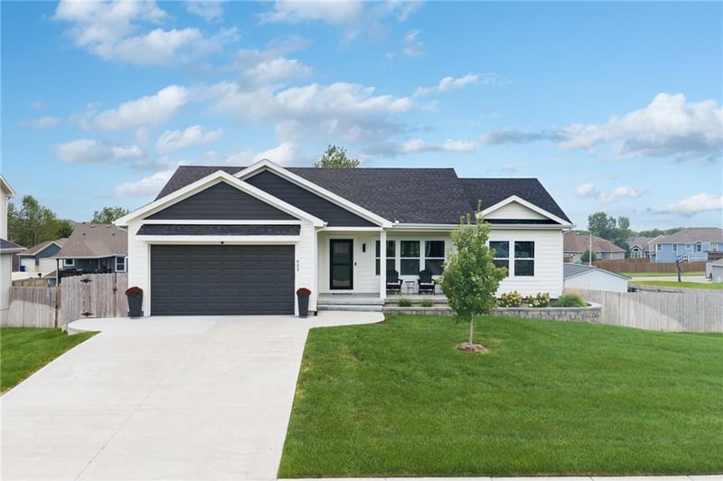 933 N Cottonwood Ct, Tonganoxie, KS 66086