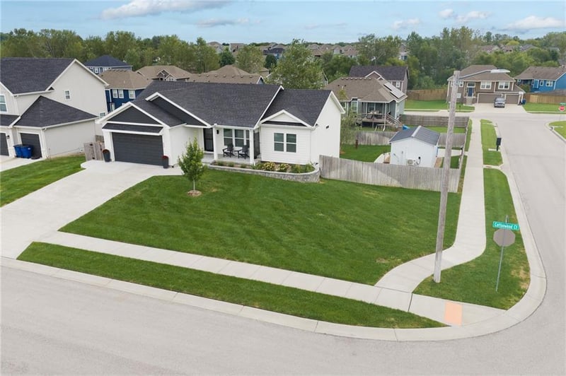 933 N Cottonwood Ct, Tonganoxie, KS 66086