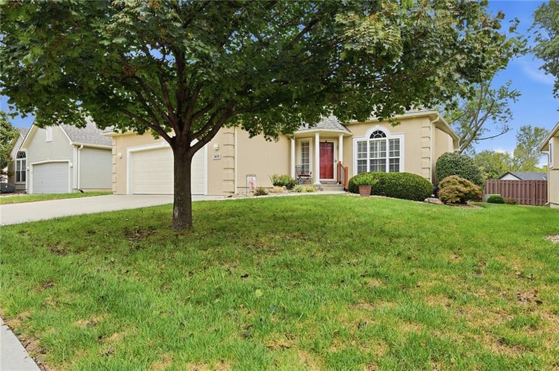 2633 Kensington Pl, Leavenworth, KS 66048