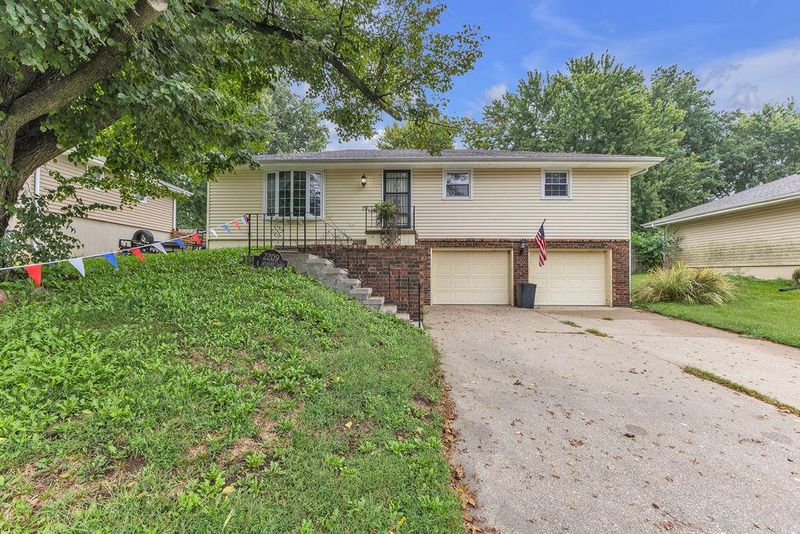 2209 N Leonard Rd, St Joseph, MO 64506