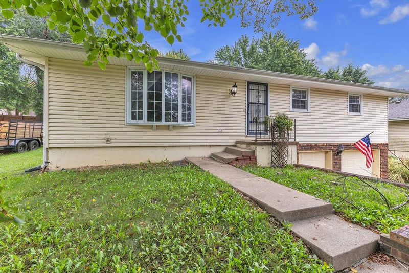 2209 N Leonard Rd, St Joseph, MO 64506
