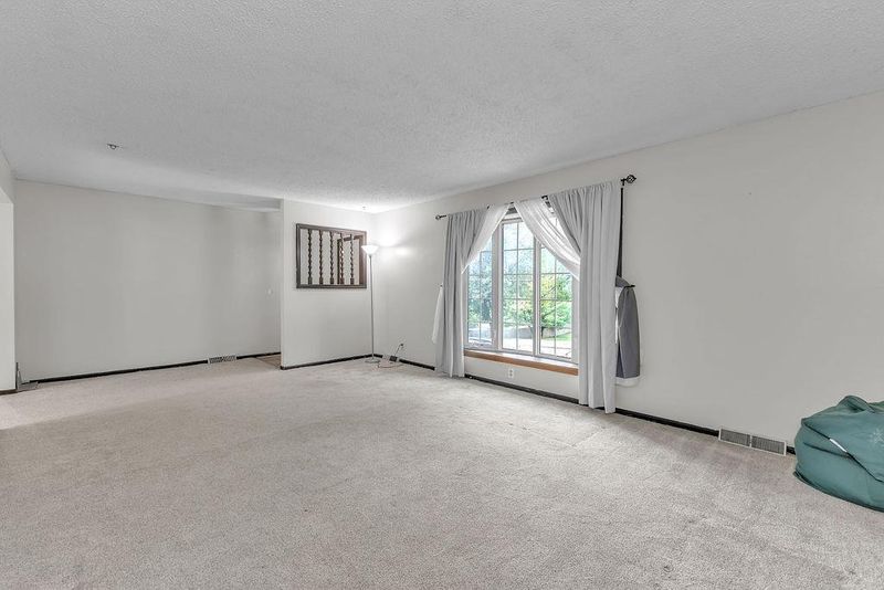 2209 N Leonard Rd, St Joseph, MO 64506