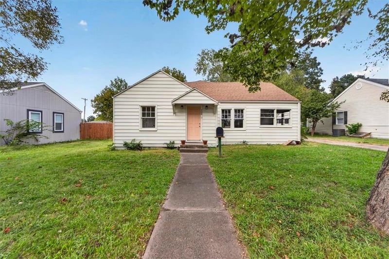 708 W South St, Harrisonville, MO 64701