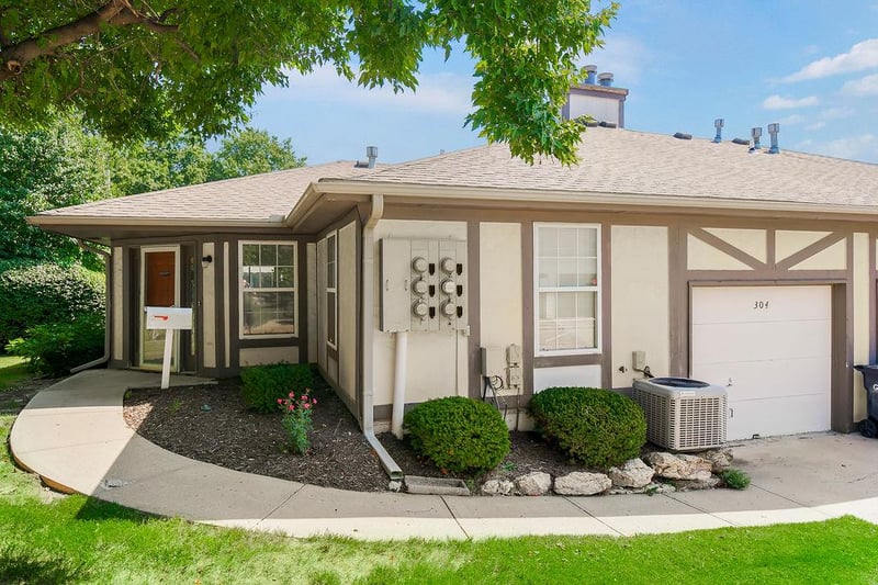 304 E Hansen Ct, Independence, MO 64055