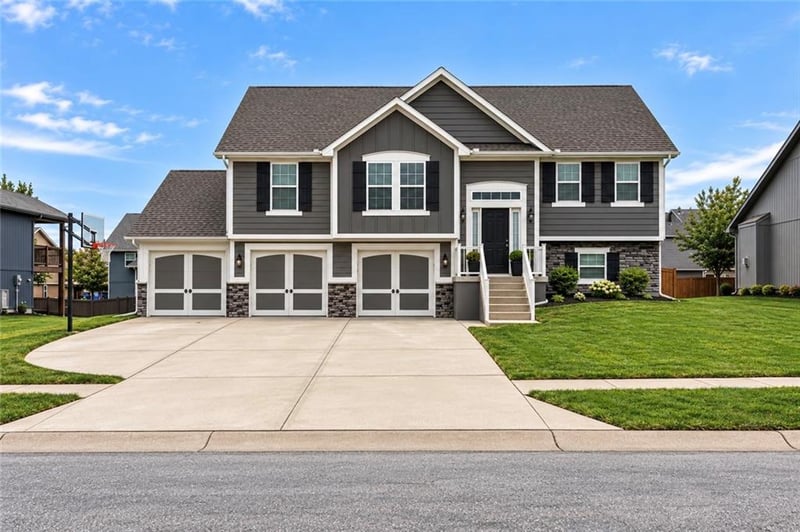 902 N Cottonwood St, Kearney, MO 64060