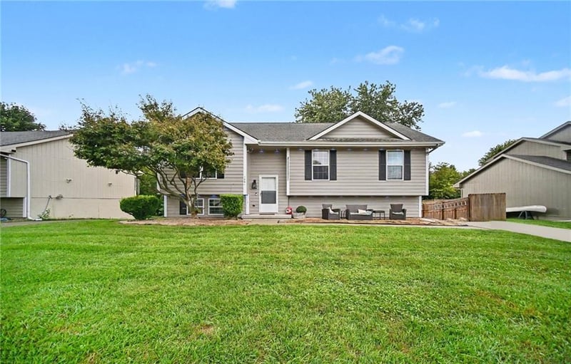 1001 NE 194th Ter, Smithville, MO 64089