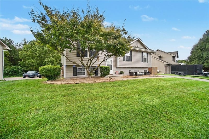 1001 NE 194th Ter, Smithville, MO 64089