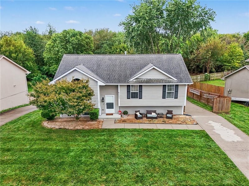 1001 NE 194th Ter, Smithville, MO 64089