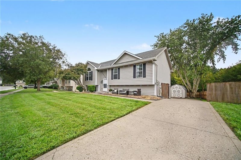 1001 NE 194th Ter, Smithville, MO 64089