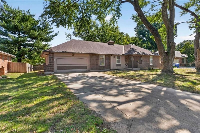 808 NW 10th St, Blue Springs, MO 64015
