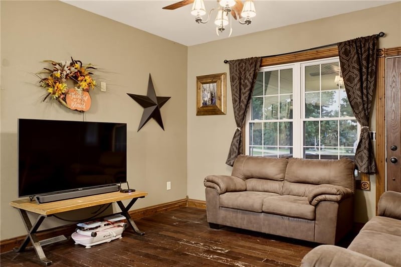605 E Crandall St, Meadville, MO 64659