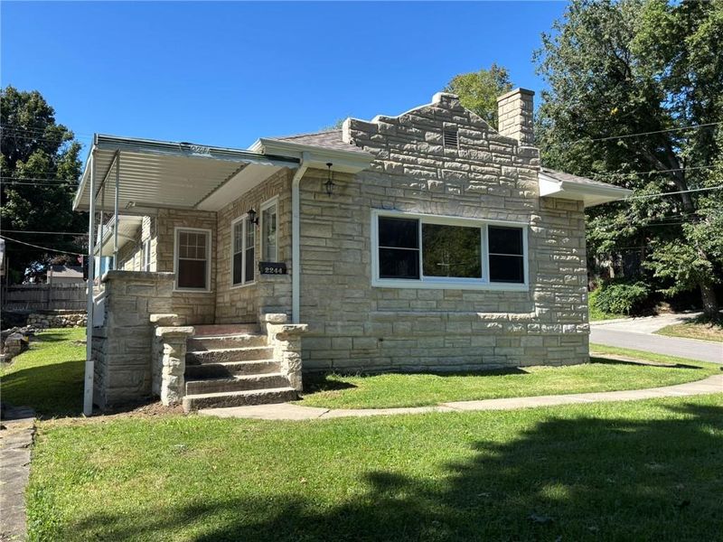 2244 Eugene Field Ave, St Joseph, MO 64505