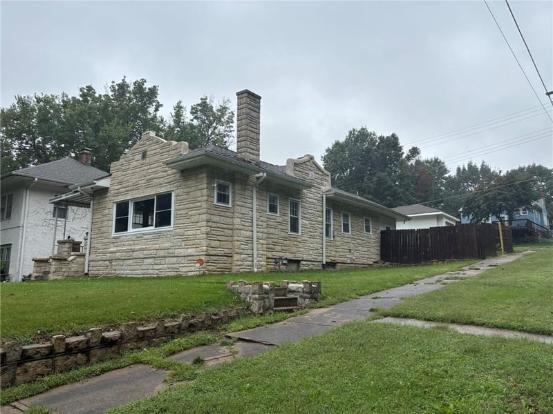2244 Eugene Field Ave, St Joseph, MO 64505