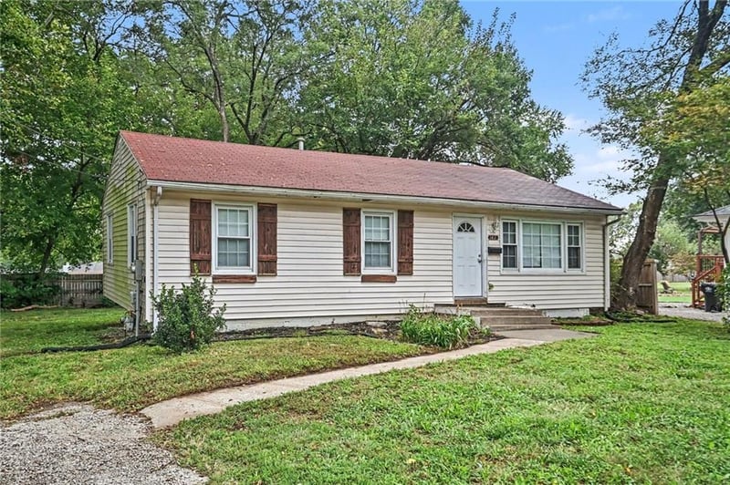 2425 S Lees Summit Rd, Independence, MO 64055