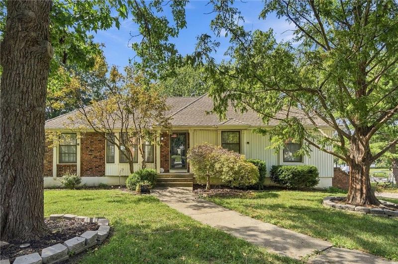 4397 SW Breezy Point Ln, Lee's Summit, MO 64082