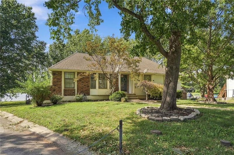 4397 SW Breezy Point Ln, Lee's Summit, MO 64082