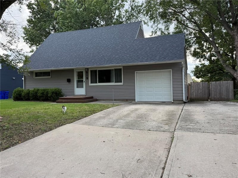 909 S Sunset Dr S, Olathe, KS 66061