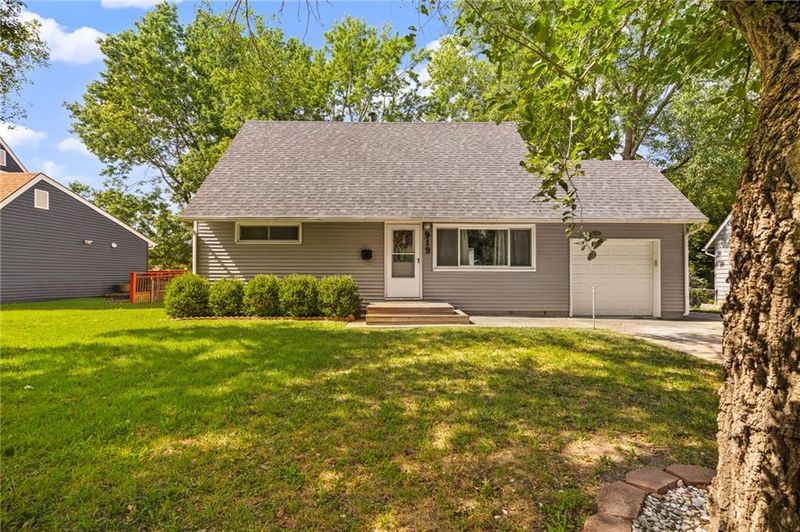 919 S Sunset Dr S, Olathe, KS 66061