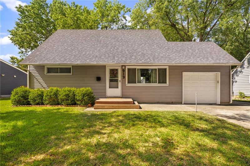 919 S Sunset Dr S, Olathe, KS 66061