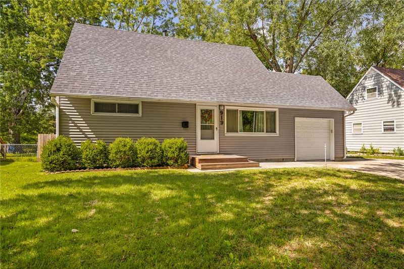 919 S Sunset Dr S, Olathe, KS 66061