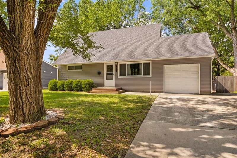 919 S Sunset Dr S, Olathe, KS 66061