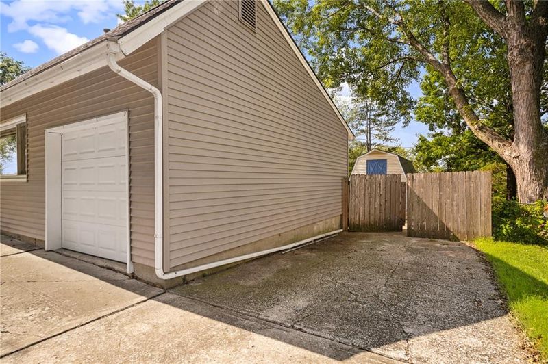 919 S Sunset Dr S, Olathe, KS 66061