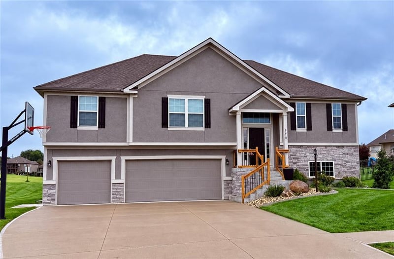 4210 Lake Crest Ct, St Joseph, MO 64505