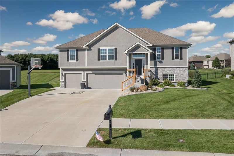 4210 Lake Crest Ct, St Joseph, MO 64505