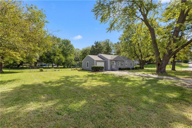 5433 Willow Ave, Raytown, MO 64133