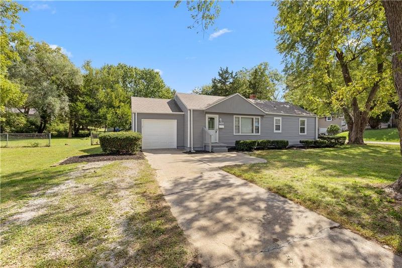 5433 Willow Ave, Raytown, MO 64133