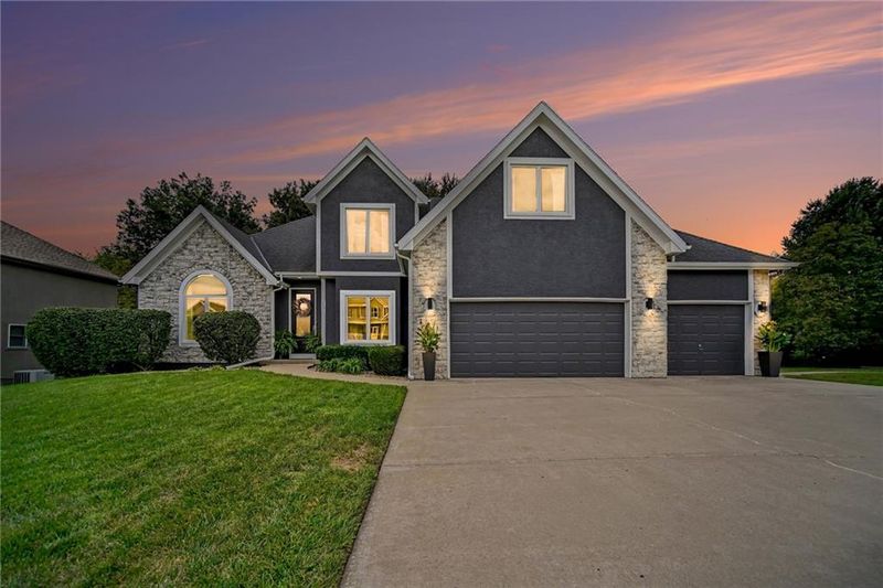201 Surrey Ct, Smithville, MO 64089