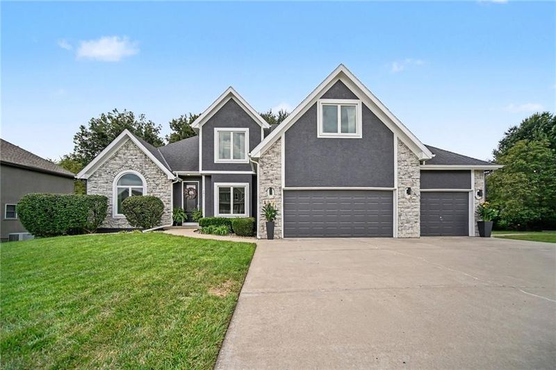 201 Surrey Ct, Smithville, MO 64089