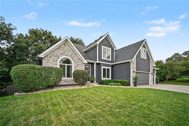 201 Surrey Ct, Smithville, MO 64089