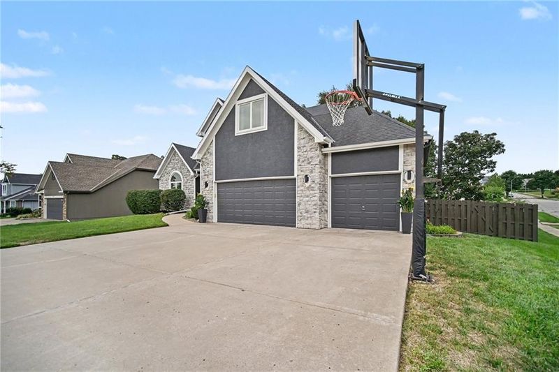 201 Surrey Ct, Smithville, MO 64089